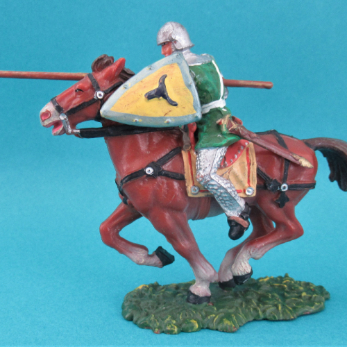 8866  Cavalier jouteur avec écu sur cheval 2 (III).